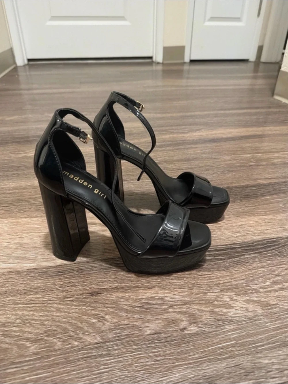 👄 Madden Girl Black Patent Platform Block Heel Sandals